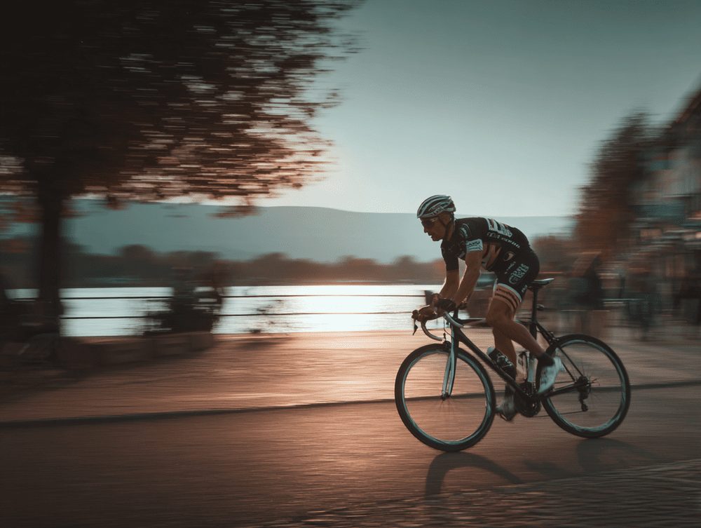 Ciclista vora l'estany de Banyoles